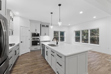 Beautiful new build on a large wooded lot in an up-and-coming - photo 9