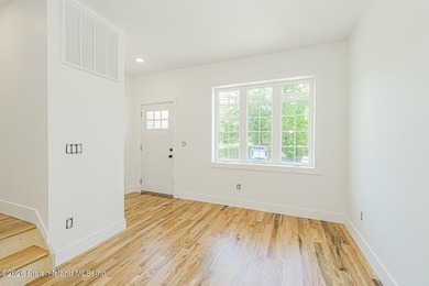 An exceptional new construction semi-detached single-family home - photo 11