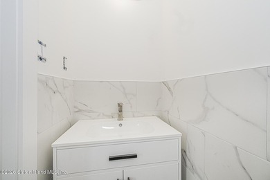 An exceptional new construction semi-detached single-family home - photo 14