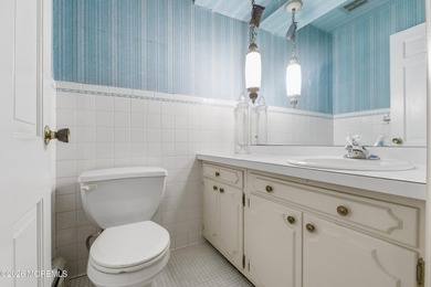 Welcome to this spacious 6-bedroom, 4.5-bath home offering over - photo 19
