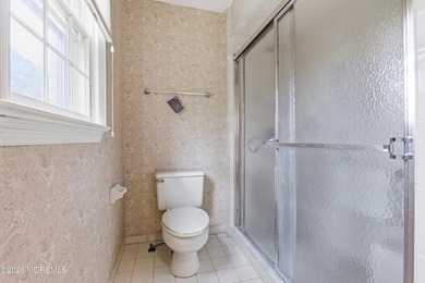 Welcome to this spacious 6-bedroom, 4.5-bath home offering over - photo 21