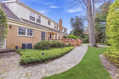 Welcome to this spacious 6-bedroom, 4.5-bath home offering over - photo 33