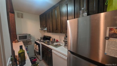 Open floor plan with a dining area and a well-lit living room - photo 4