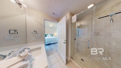 This beautifully refurbished 4-bedroom, 4-bath condominium - photo 35