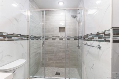 Delivered fully vacant. Over 3,300 sq ft, this large recently - photo 9