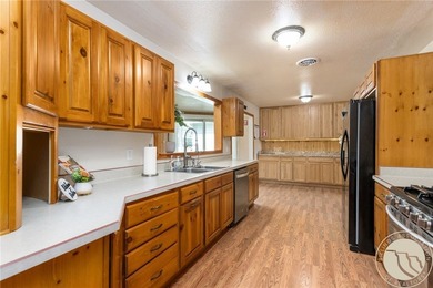 This spacious ranch-style home offering 7 bedrooms, 3.5 - photo 12