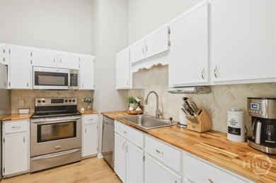 Welcome to the freedom and charm of Richmond Hill living! - photo 12