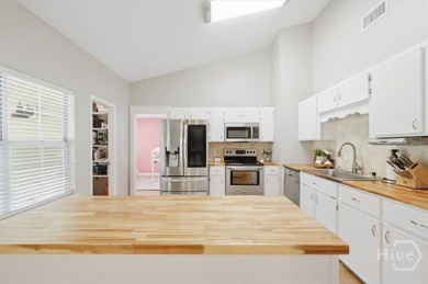 Welcome to the freedom and charm of Richmond Hill living! - photo 14