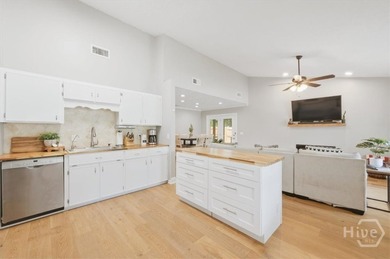 Welcome to the freedom and charm of Richmond Hill living! - photo 15