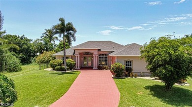 Welcome to this beautifully maintained pool home, ideally - photo 38