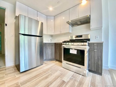 -Located in the heart of Flushing, this newly constructed 2023 - photo 1