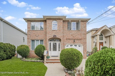 Welcome to 39 Selkirk Street located in a prime South Shore - photo 1