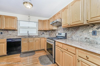 Welcome to 39 Selkirk Street located in a prime South Shore - photo 10
