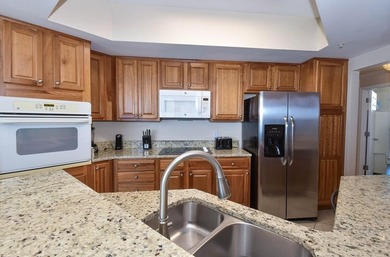 Beautiful 3 bedroom, 3 bath residence (with private parking spot - photo 5