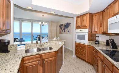 Beautiful 3 bedroom, 3 bath residence (with private parking spot - photo 6