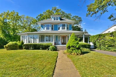 Set on a peaceful, tree lined street in Freeport, this arts and - photo 1