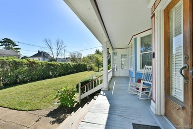 Set on a peaceful, tree lined street in Freeport, this arts and - photo 3