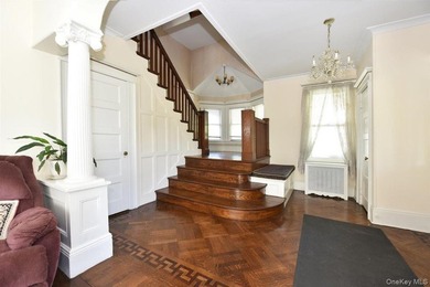 Set on a peaceful, tree lined street in Freeport, this arts and - photo 5