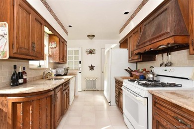 Set on a peaceful, tree lined street in Freeport, this arts and - photo 8