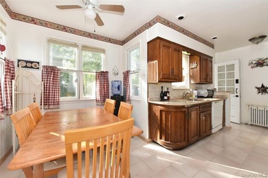 Set on a peaceful, tree lined street in Freeport, this arts and - photo 10