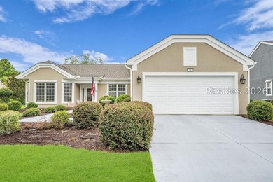 Don't miss this beautifully updated Lilac model overlooking a - photo 2
