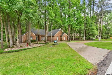 This home in the gated Hideaway Lake will impress the most - photo 1