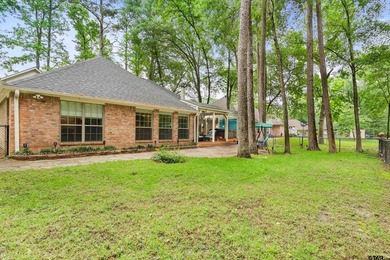 This home in the gated Hideaway Lake will impress the most - photo 7