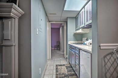 Motivated seller, bring an offer! This contemporary 1-bedroom