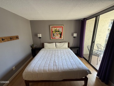 Motivated seller, bring an offer! This contemporary 1-bedroom