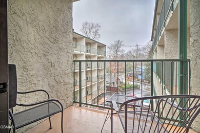 Motivated seller, bring an offer! This contemporary 1-bedroom