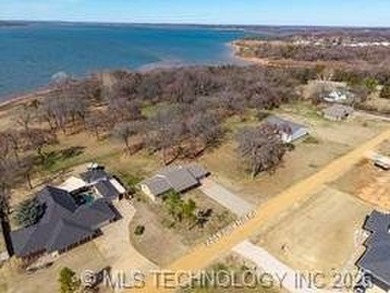 Located on the beautiful sandy beaches of Lake Texoma, this - photo 2