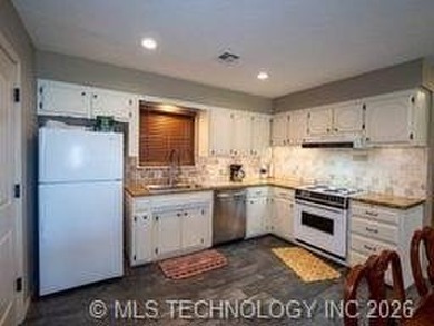 Located on the beautiful sandy beaches of Lake Texoma, this - photo 3