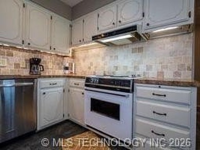 Located on the beautiful sandy beaches of Lake Texoma, this - photo 4