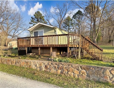 Charming second-tier lake home offering a comfortable and - photo 2