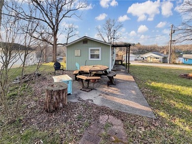 Charming second-tier lake home offering a comfortable and - photo 9