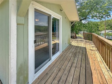 Charming second-tier lake home offering a comfortable and - photo 10