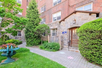 Step into this sun-filled one-bedroom in Beauchamp Gardens, a - photo 3