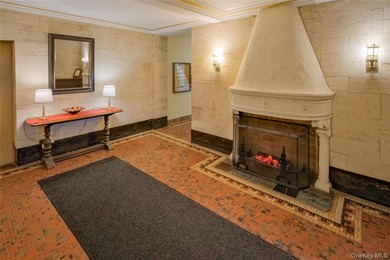 Step into this sun-filled one-bedroom in Beauchamp Gardens, a - photo 4