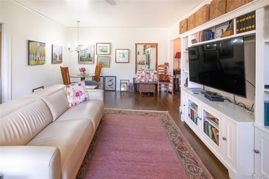 Step into this sun-filled one-bedroom in Beauchamp Gardens, a - photo 8