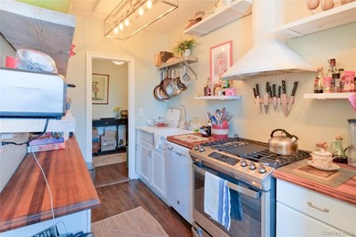 Step into this sun-filled one-bedroom in Beauchamp Gardens, a - photo 10