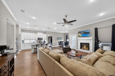 **Charming Modern Farmhouse Retreat in Chandler, TX** Discover - photo 6