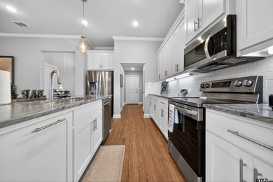 **Charming Modern Farmhouse Retreat in Chandler, TX** Discover - photo 9
