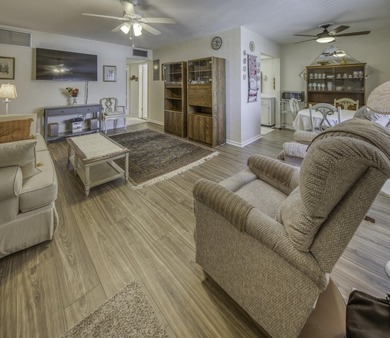 Fabulous condo located close to the pool, features new bathroom - photo 2