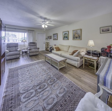 Fabulous condo located close to the pool, features new bathroom - photo 3