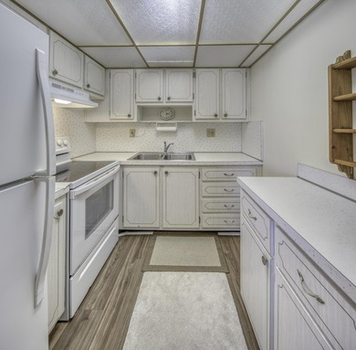 Fabulous condo located close to the pool, features new bathroom - photo 4