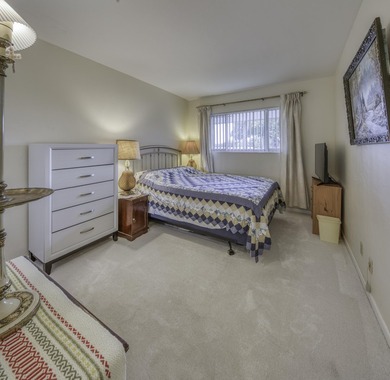 Fabulous condo located close to the pool, features new bathroom - photo 5