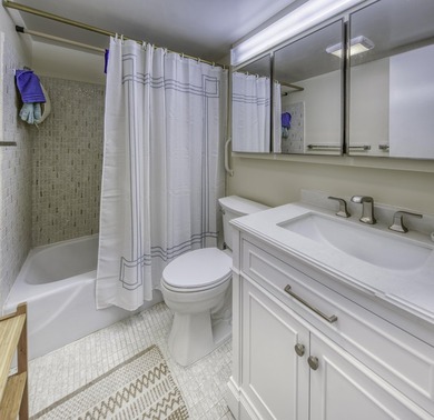 Fabulous condo located close to the pool, features new bathroom - photo 7