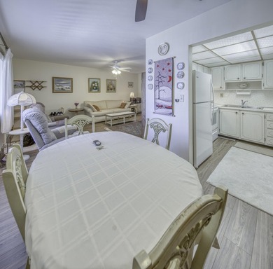 Fabulous condo located close to the pool, features new bathroom - photo 8