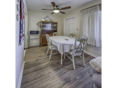 Fabulous condo located close to the pool, features new bathroom - photo 9