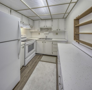 Fabulous condo located close to the pool, features new bathroom - photo 10